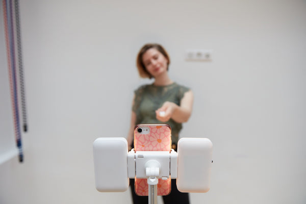 Comment filmer seul avec son téléphone ? Le setup (Support + Éclairage) pour créer du contenu pro